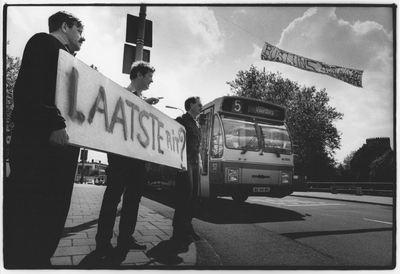351549 Afbeelding van een protestactie op de Noorderbrug te Utrecht om de route van buslijn 5 van het G.V.U. te ...